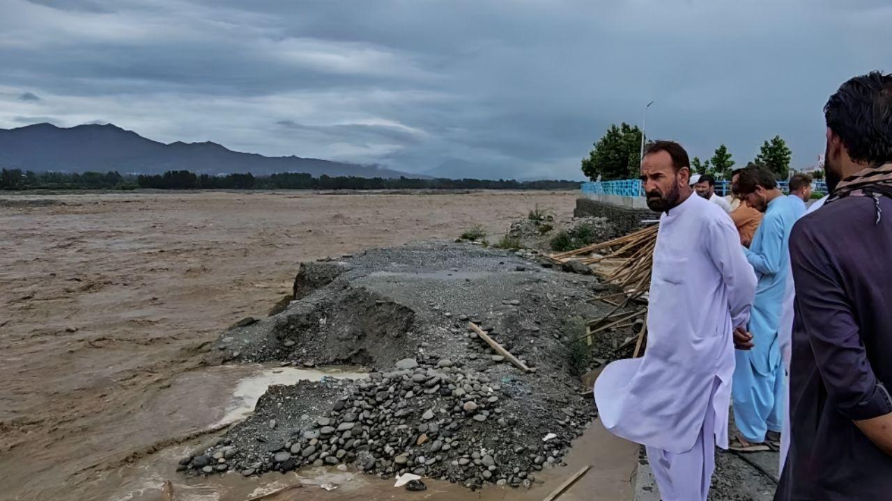Flash Floods in Pakistan Sweep Away Tourists, Kill Multiple