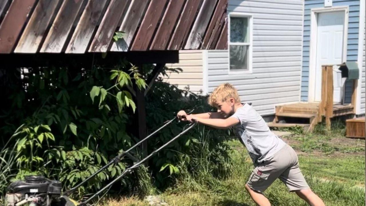 Sask. Boy Mows Lawns to Help Dad After Wildfire Loss