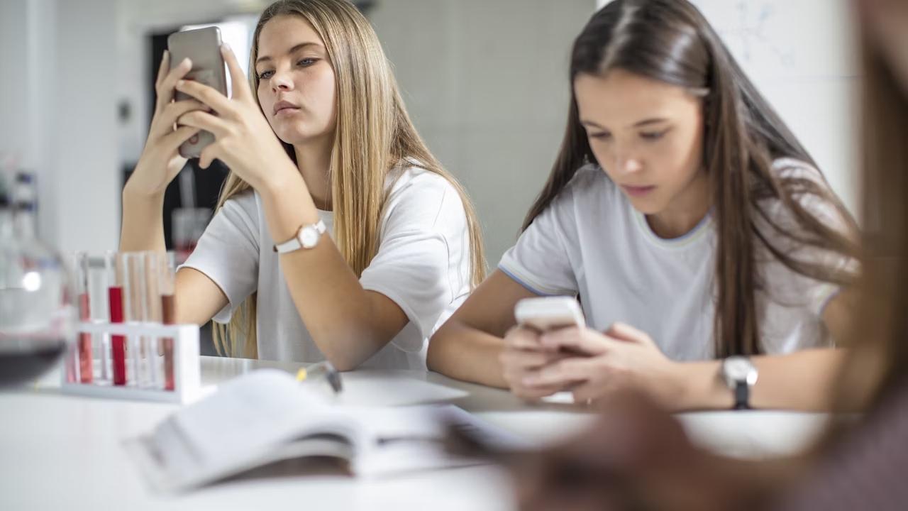 Quebec Rolls Out Cellphone Ban and Civility Code in Schools