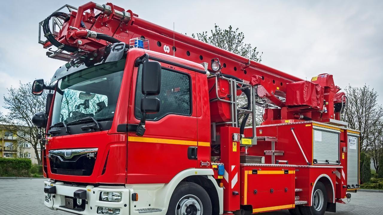 Firefighter attacked with pole during Winnipeg truck fire