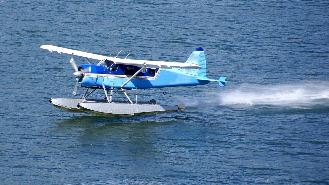 Float Plane Crash‑Lands on East Lake in Prince Edward County