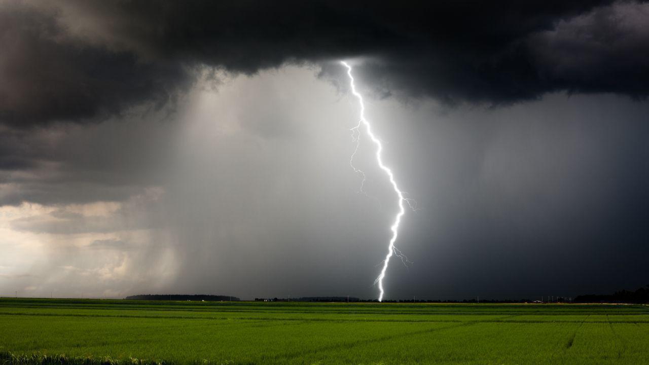 Powerful Storm Cuts Power to Thousands in Ontario and Quebec