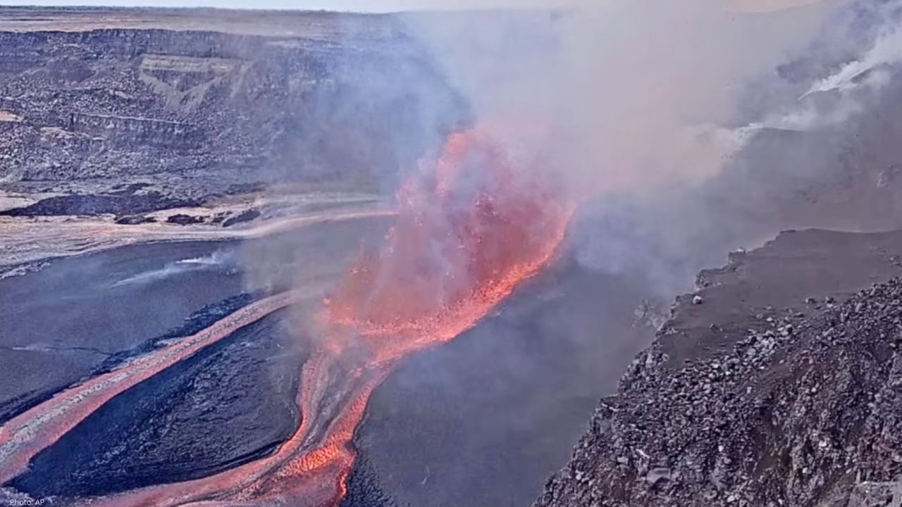 Kilauea Volcano Erupts Again in Hawaii, Lava Illuminates Night Sky