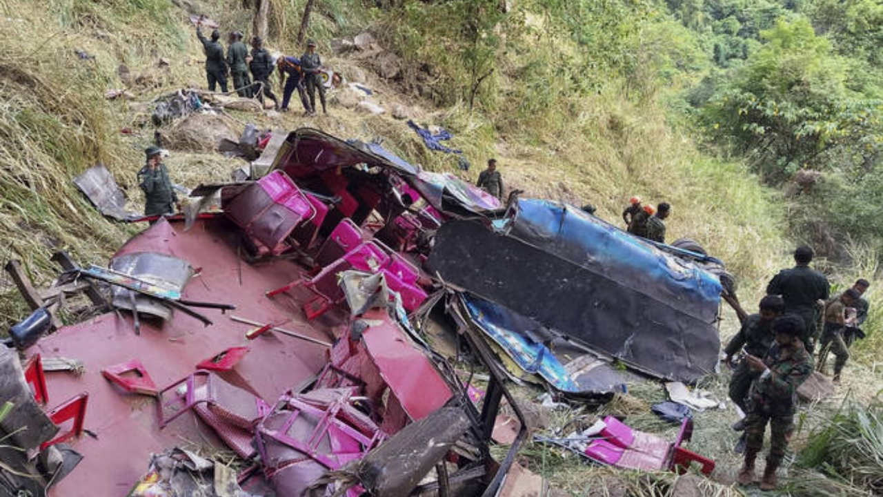 Bus Falls Off Cliff in Sri Lanka 15 Dead 16 Injured