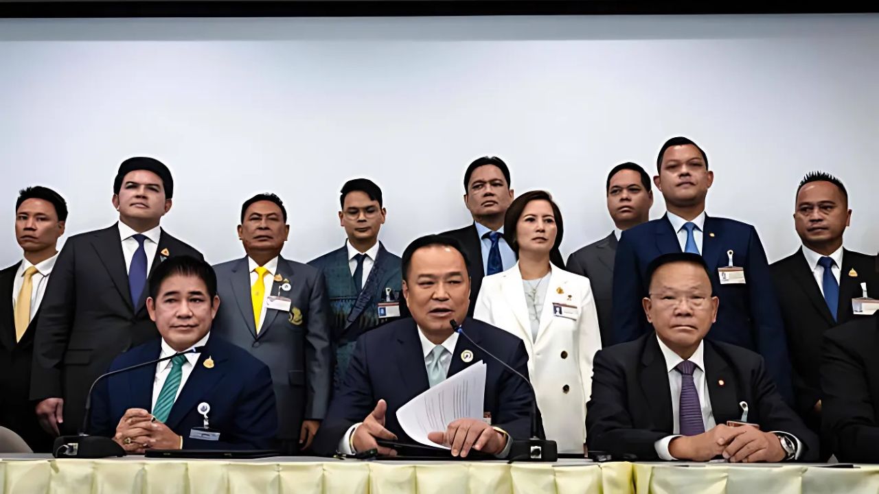 Thailand Parliament Set to Elect New PM as Thaksin Leaves Country