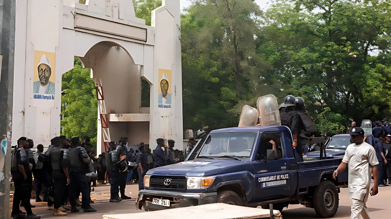 Al-Qaeda-linked fighters torch fuel trucks, block Mali imports