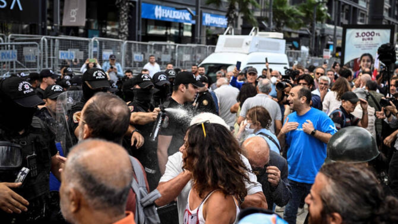 Police Clash at Opposition Istanbul Office as New Leaders Take Over