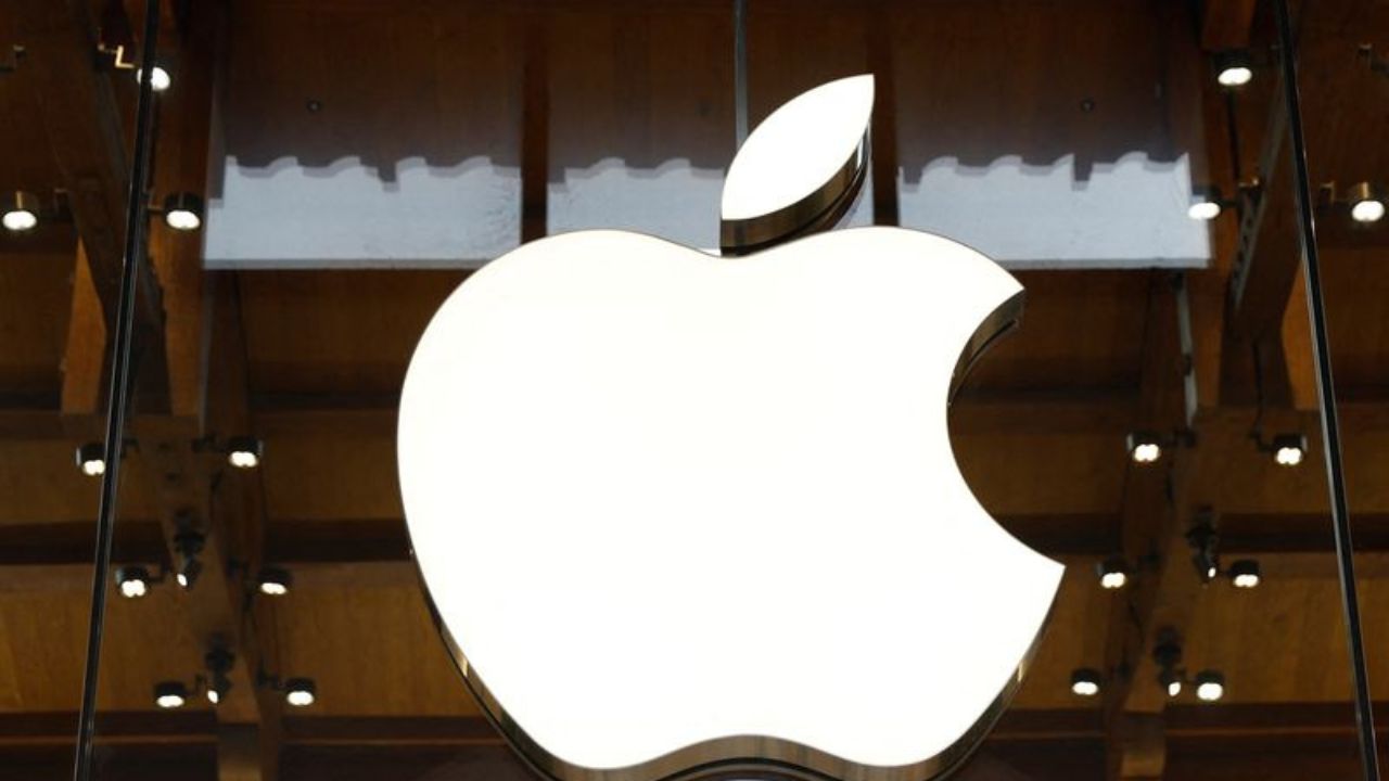 Apple Faces AI Leadership Shift as Senior Executive Robby Walker Leaves