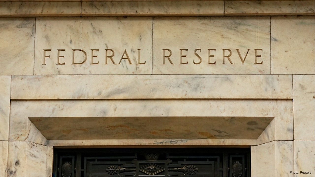 Canada's stock market rises to record high on gold, rate cuts