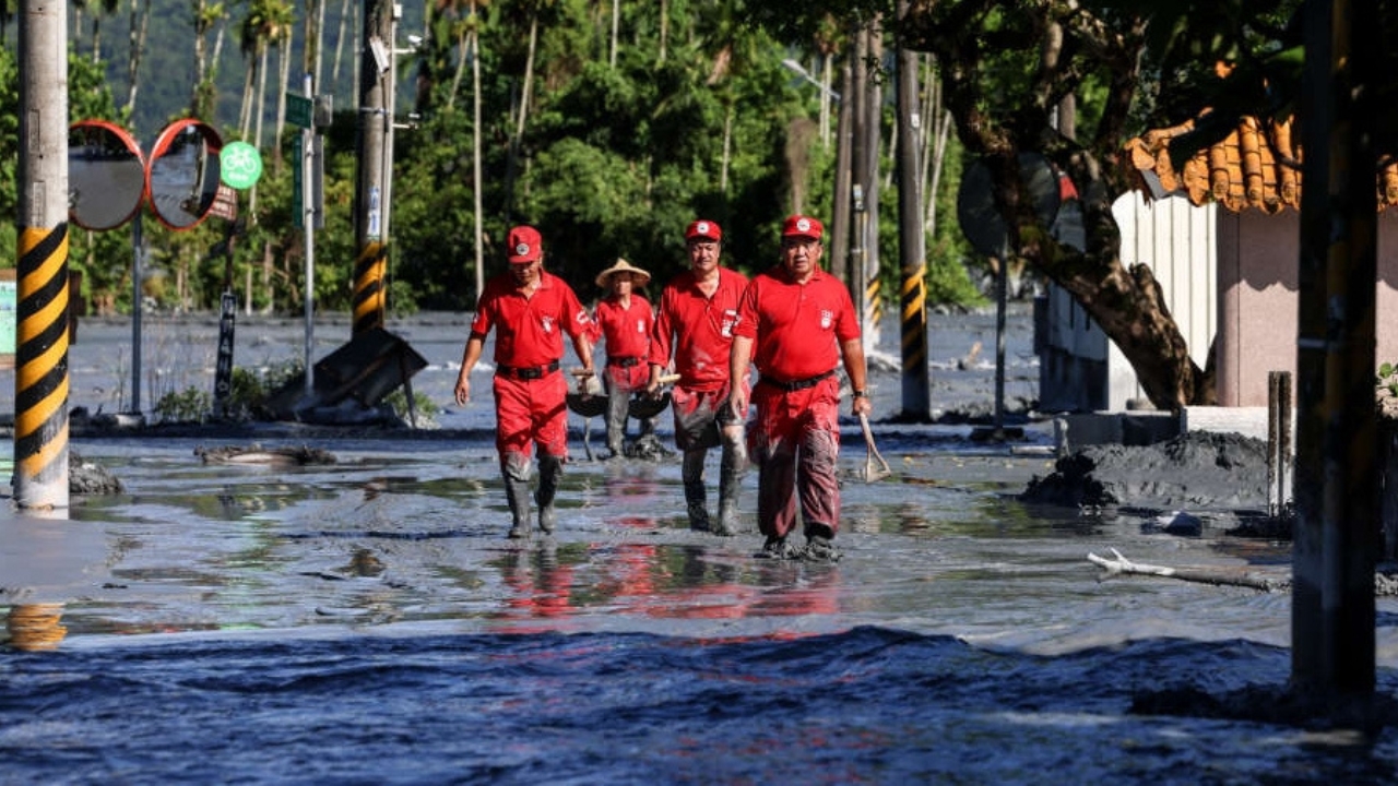 Taiwan Rescuers Struggle Through Mud to Find Missing After Typhoon Ragasa