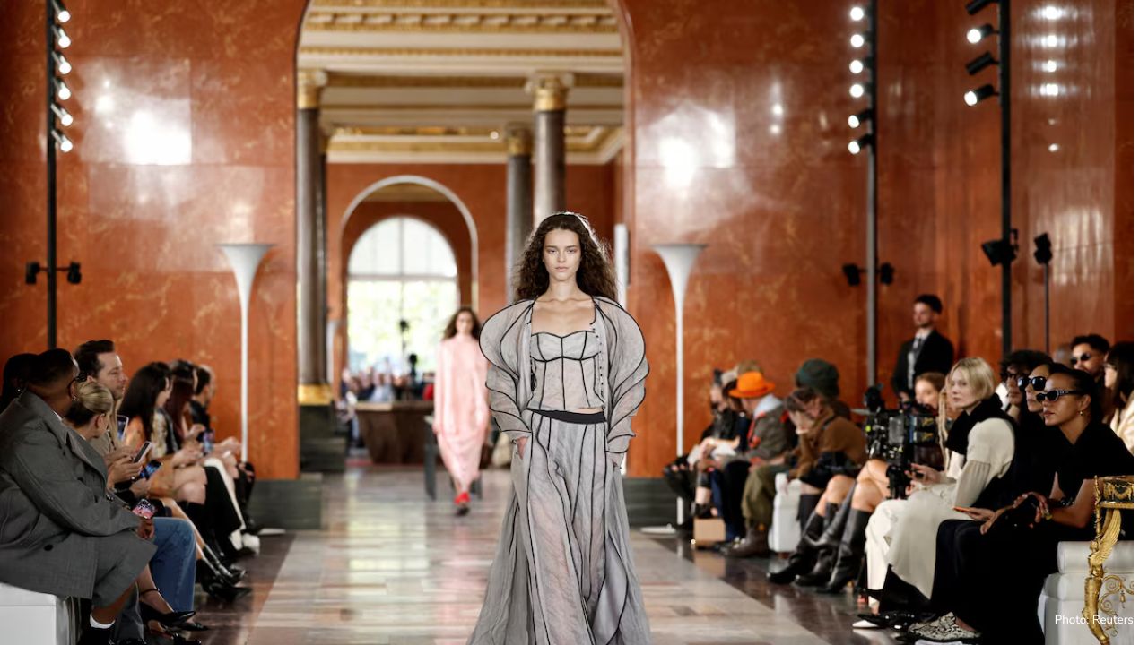 Louis Vuitton Presents Soft and Comfortable Knitwear at Louvre Fashion Show