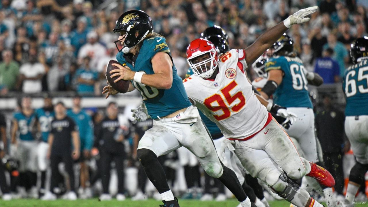 Jaguars Edge Chiefs as Mahomes’ 99-Yard Pick Shifts Momentum