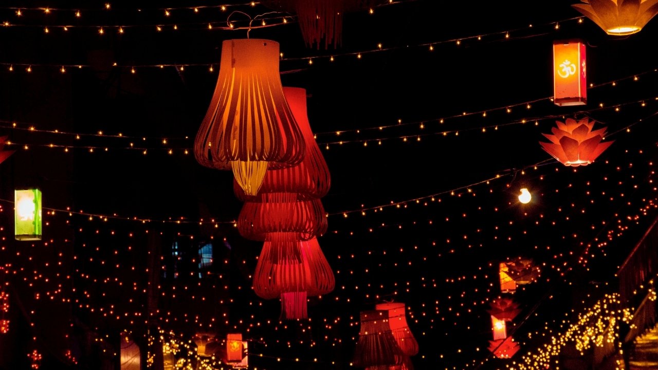 Illuminating Traditions: Exploring the Symbolism and History of Diwali Diyas