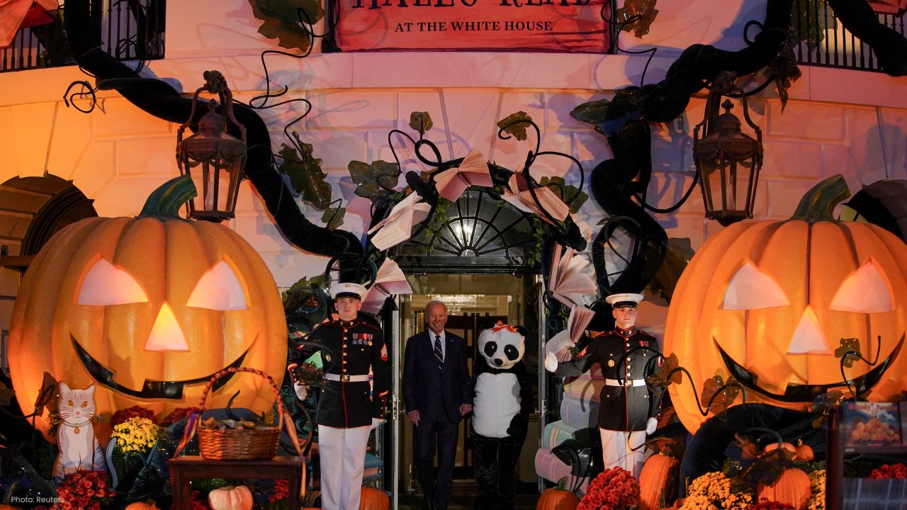 Trump, Melania welcome costumed kids for Halloween celebration