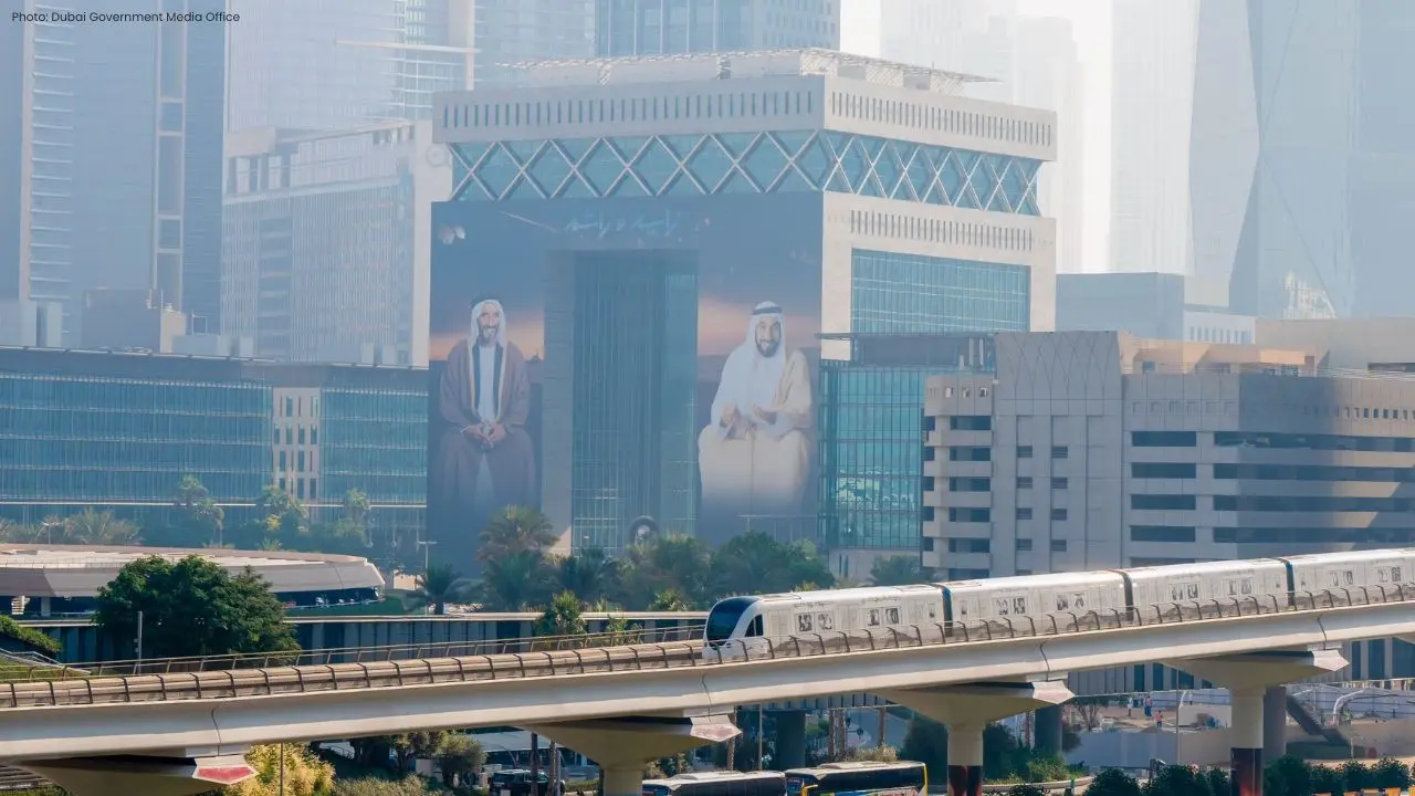 Dubai Metro Honors UAE Founders with Stunning Display