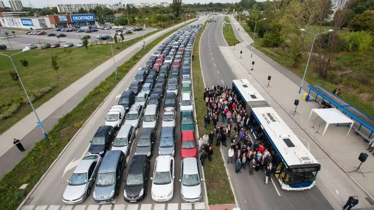 Rethinking Urban Mobility: Public Transportation vs Personal Vehicles