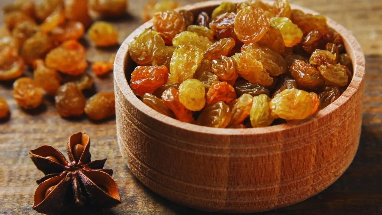 Soaked vs Dry Raisins: Which Helps Digestion and Boosts Energy More?