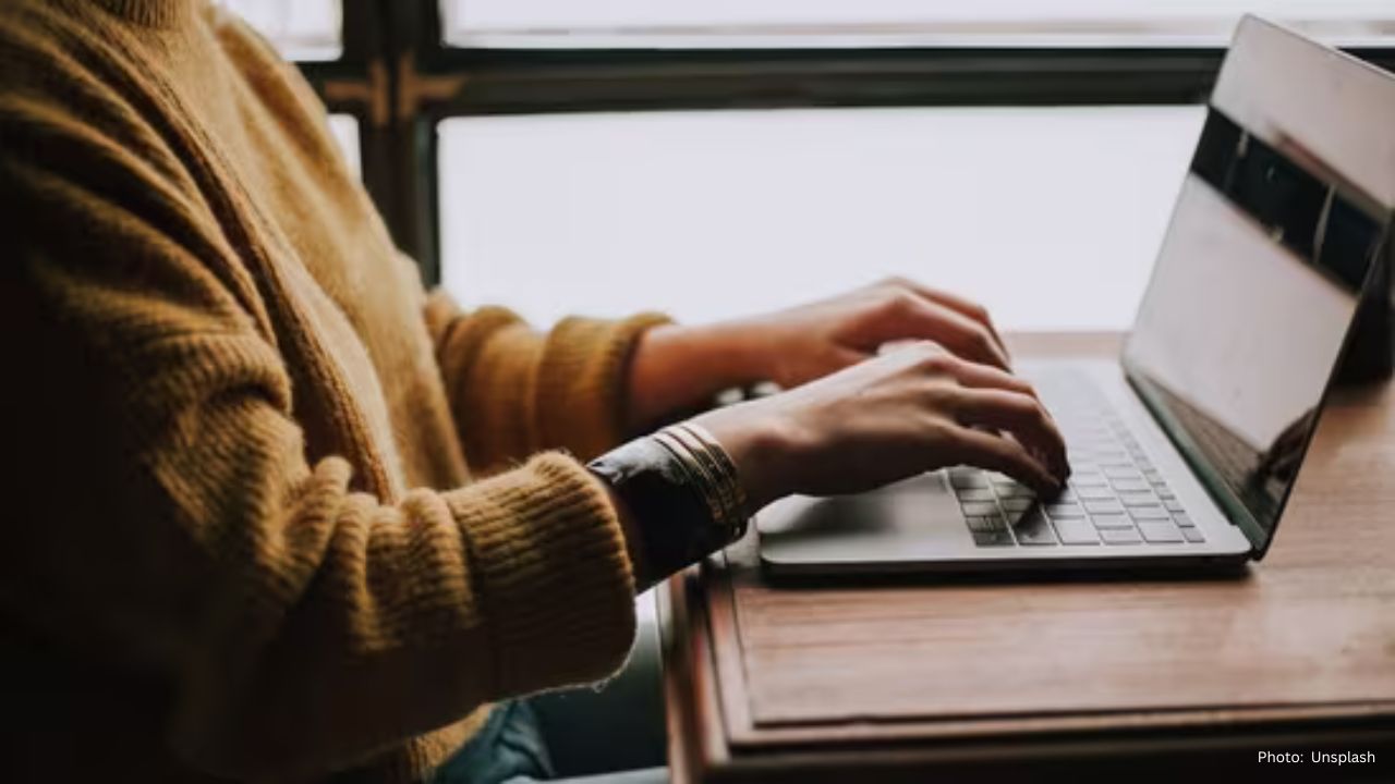 Vascular Surgeon Suggests Quick Desk Exercise to Shield Legs During Long Sitting