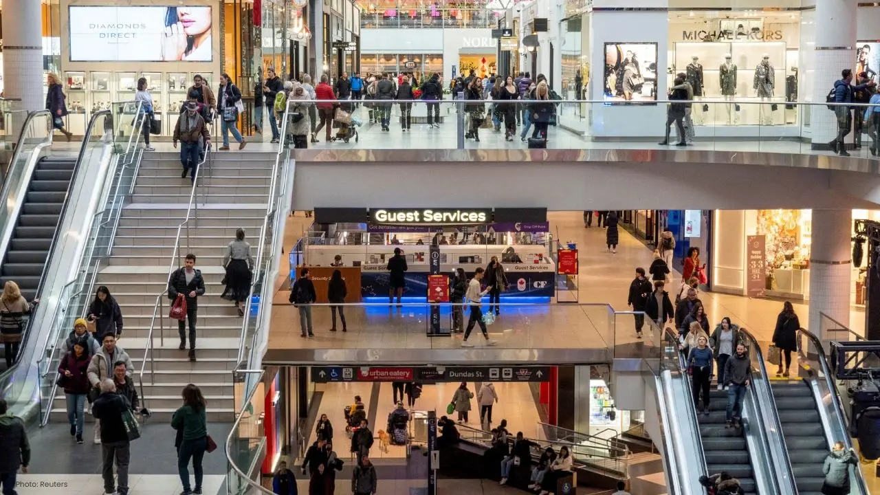 Canadian shoppers hunt for deals but stay cautious this holiday season