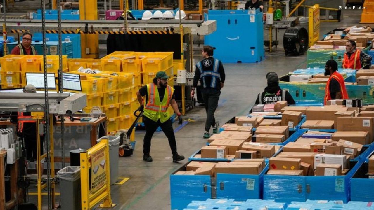 U.S. Holiday Online Shopping Surges Amid Economic Concerns