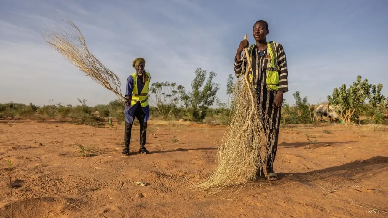 Courageous Refugee Firefighters Combat Bushfires in Mauritania