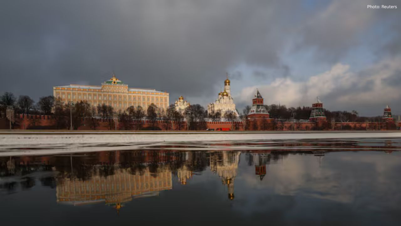 Russia Pushes Ukraine to Evacuate Donbas Ahead of Potential Putin–Trump Dialogue