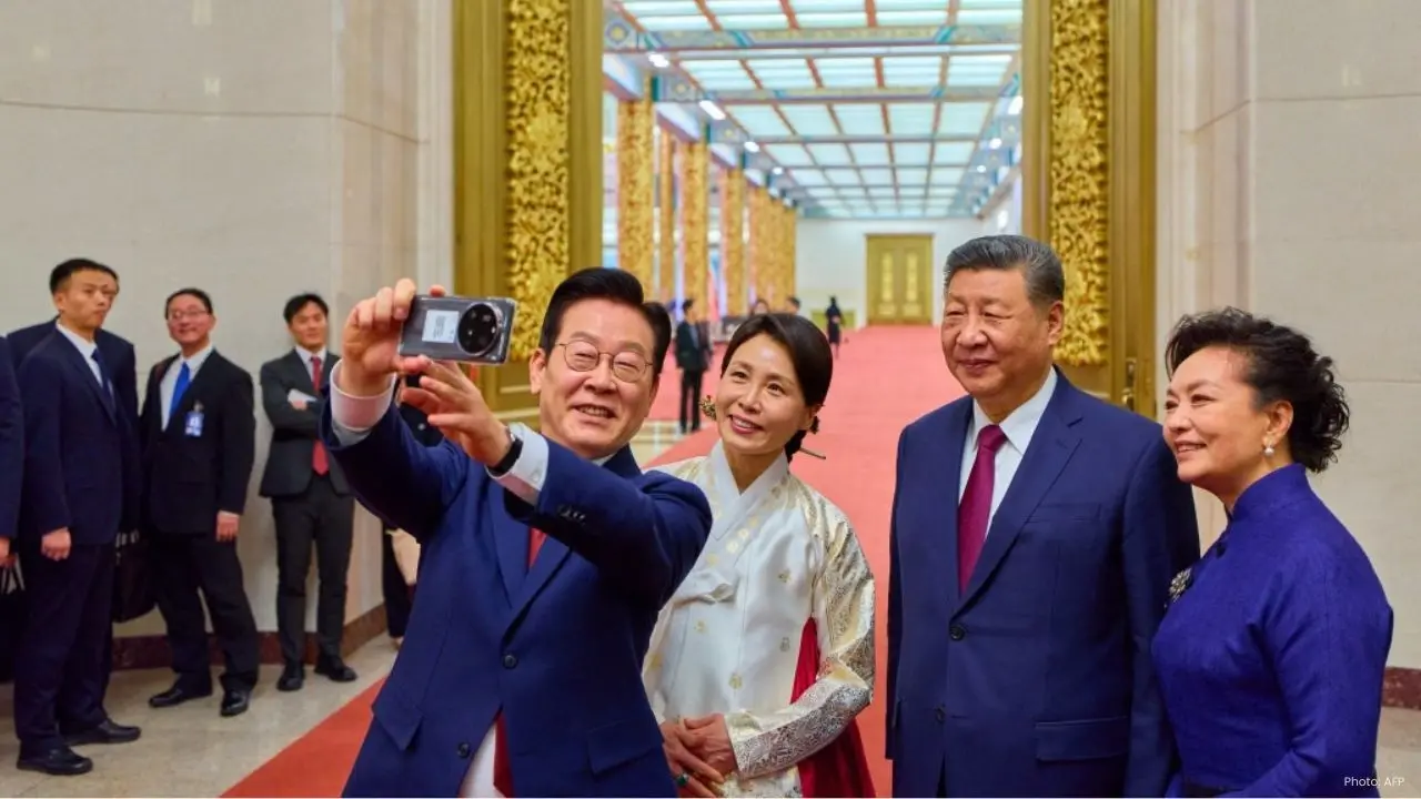 South Korea's Lee Jae Myung and Xi Jinping Share a Playful Selfie