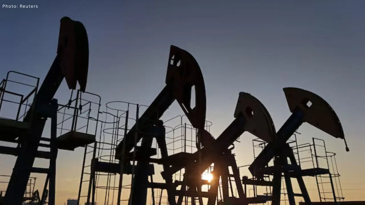 Oil Prices Hold Steady Amid U.S. Fuel Inventory Increases and Venezuela Oil Dynamics