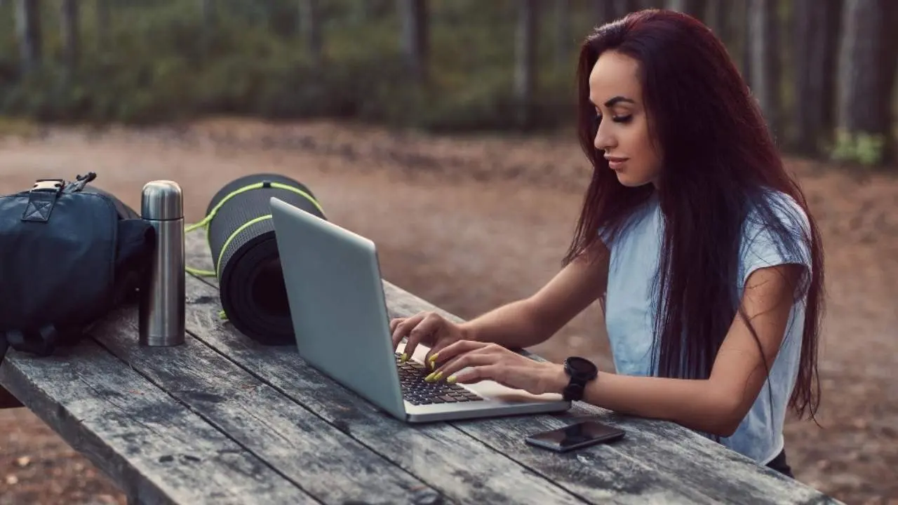 Unveiling the Digital Nomad Reality: Gains, Challenges, and Unexpected Insights