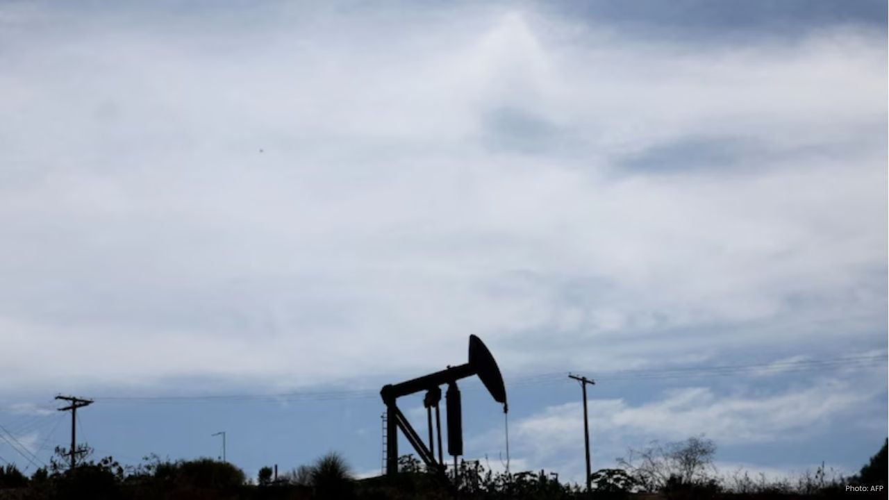 Oil Prices Dip as Trump Eases Iran Tensions; Stocks on the Rise