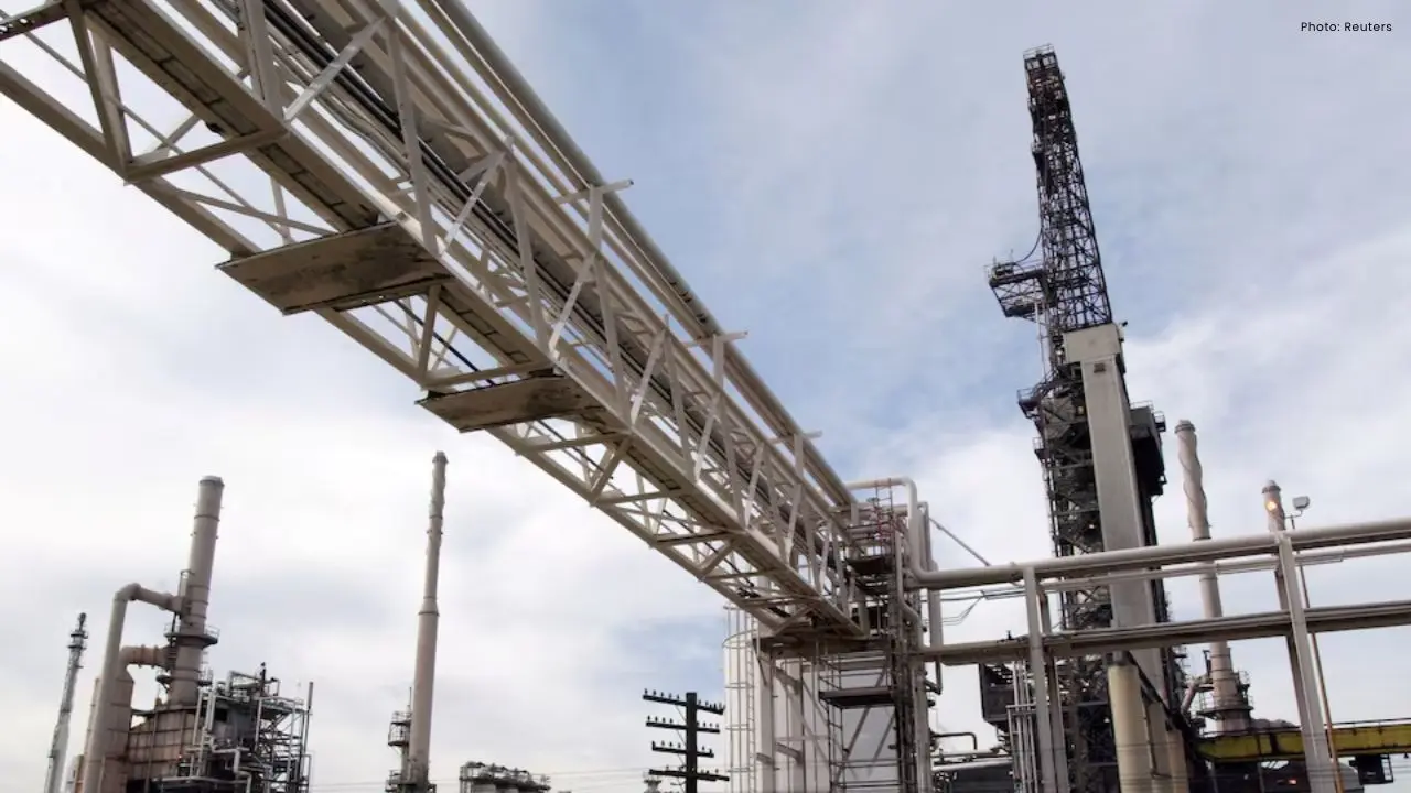 Arctic Chill Alerts U.S. Refineries Amid Energy Market Turmoil