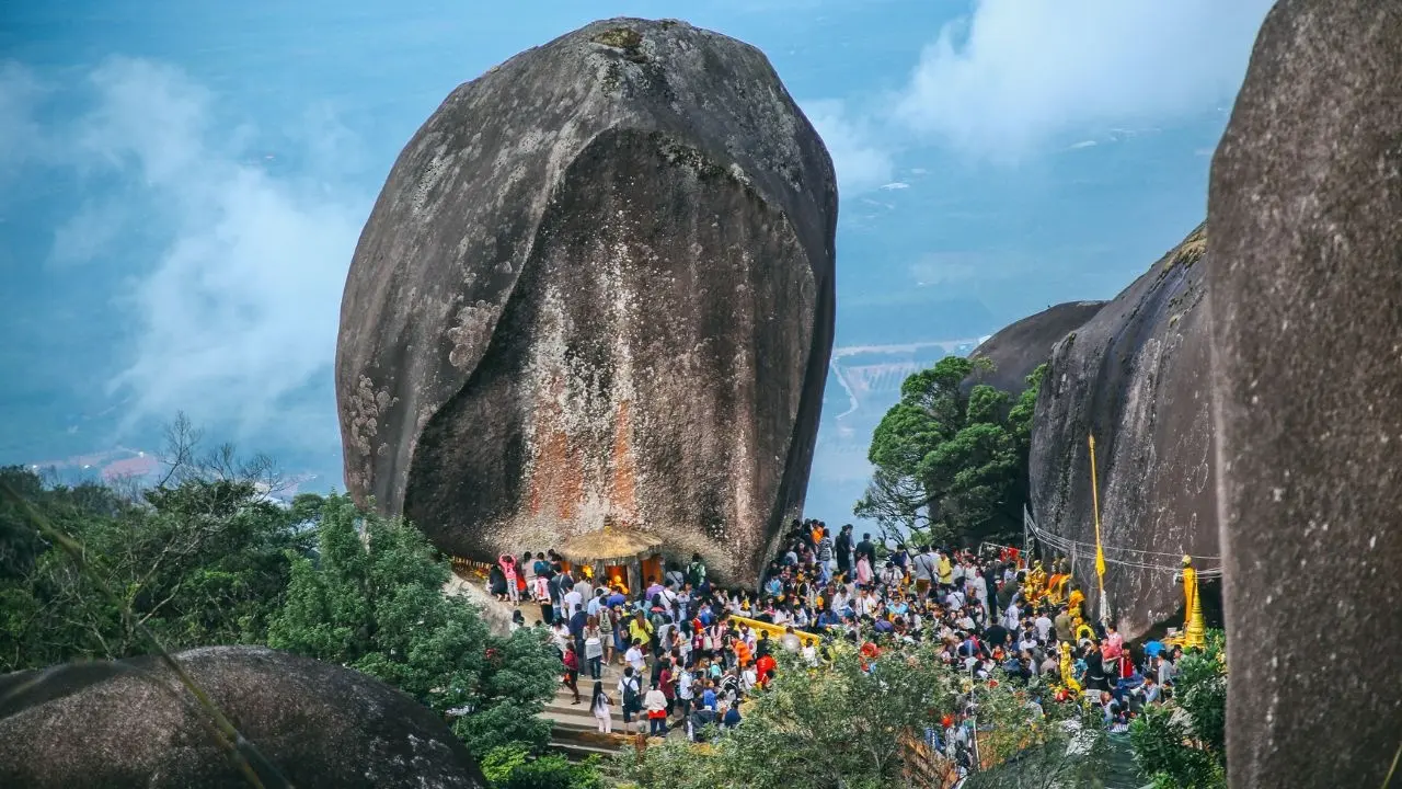 Devotees Gather at Khao Khitchakut for the 2026 Buddha Footprint Pilgrimage