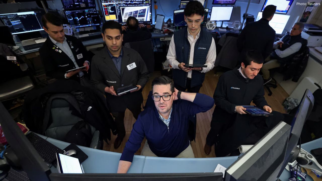 U.S. Stock Futures Slip as Intel Plunges and Geopolitical Risks Persist