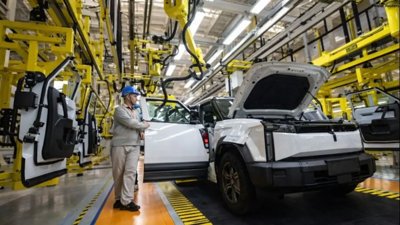 Experts Raise Infrastructure Concerns as Chinese EV Imports Loom in Canada