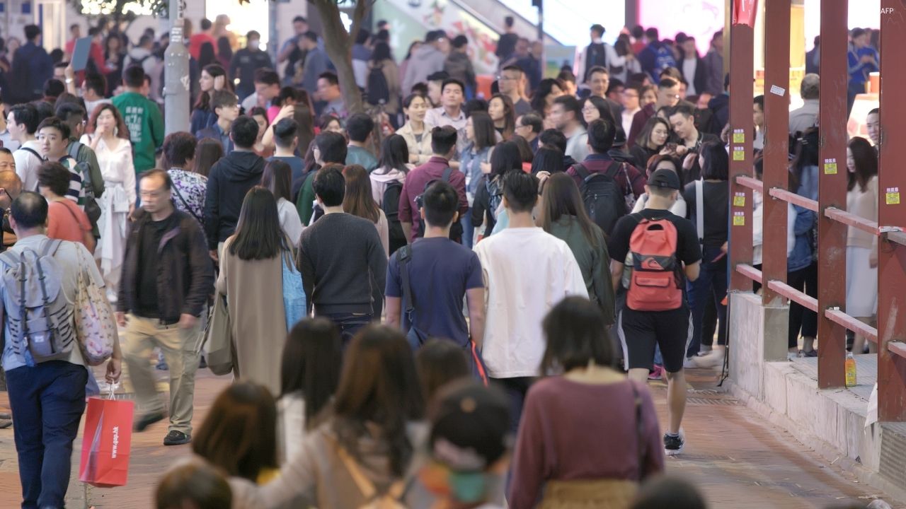 Canada Population Drops by Over 100,000 in Late 2025 Months