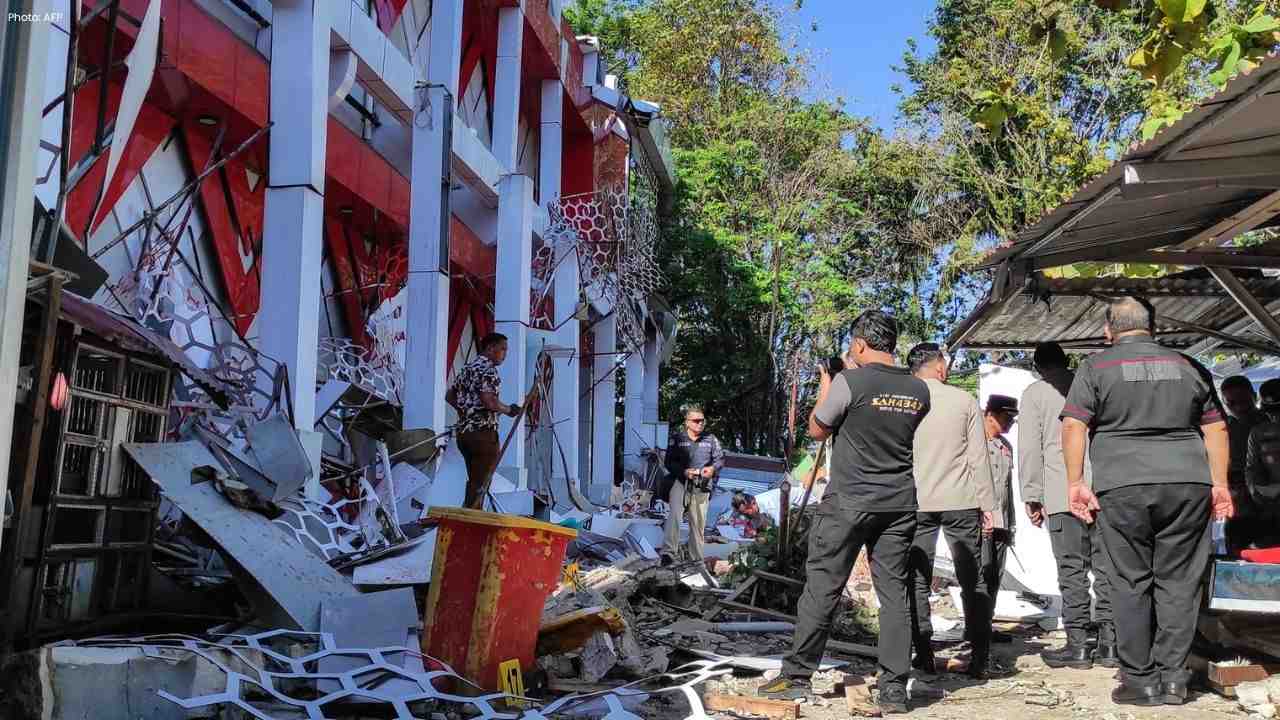 Strong 7.6 Magnitude Earthquake Hits Indonesia, One Dead, Many Buildings Damaged