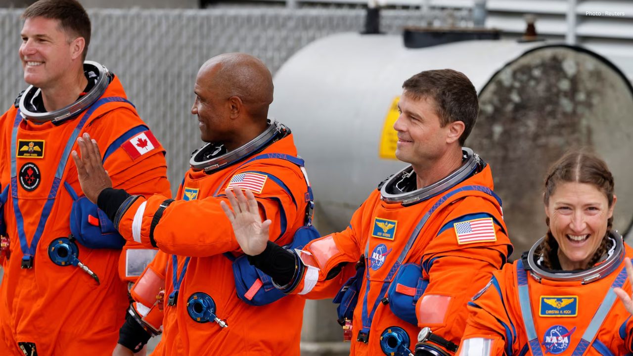 Space-To-Earth Connection CSA Astronaut Jeremy Hansen Speaks To Canadians On His Way To The Moon