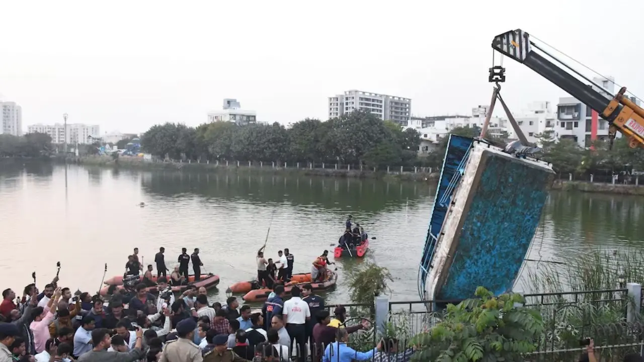 One Dead After Canoe flips In Brampton lake