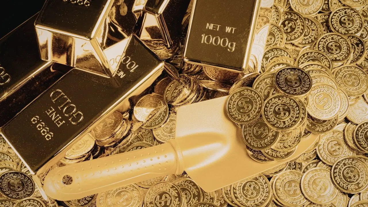 Surging Gold Prices in Asia Amid Dollar Retreat