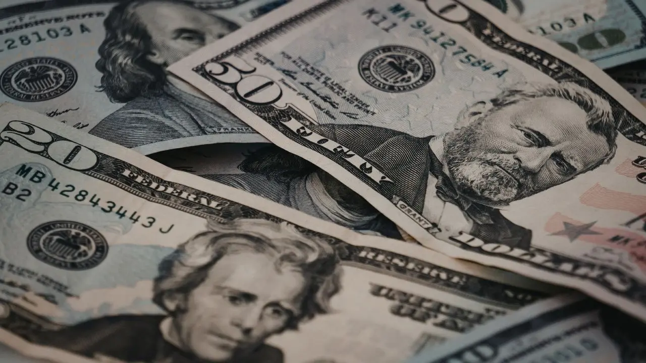 US Dollar Steady as Global Tensions Unfold