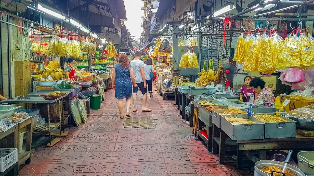 Japanese Stocks Climb on Oil Decline and Peace Negotiation Hopes