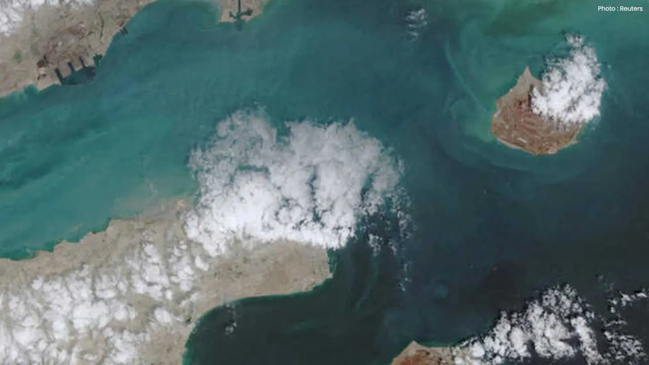 Tankers Navigate Through the Strait of Hormuz from the Gulf