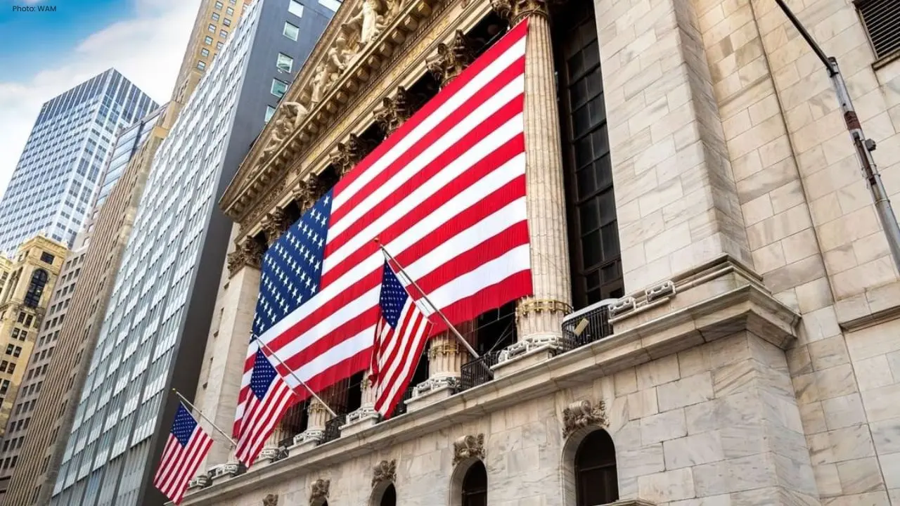 US Equity Markets Decline Amid AI Worries and Mixed Earnings