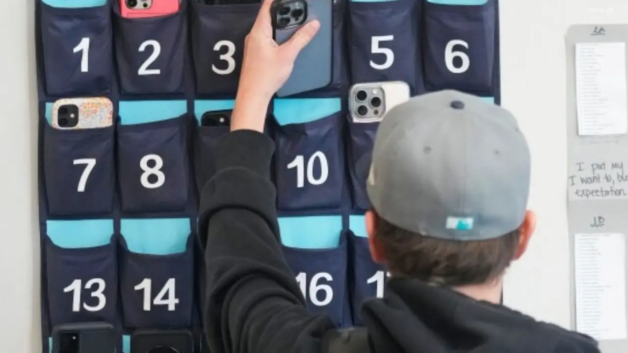 Ontario Considering Ban Of Cellphones On School Property