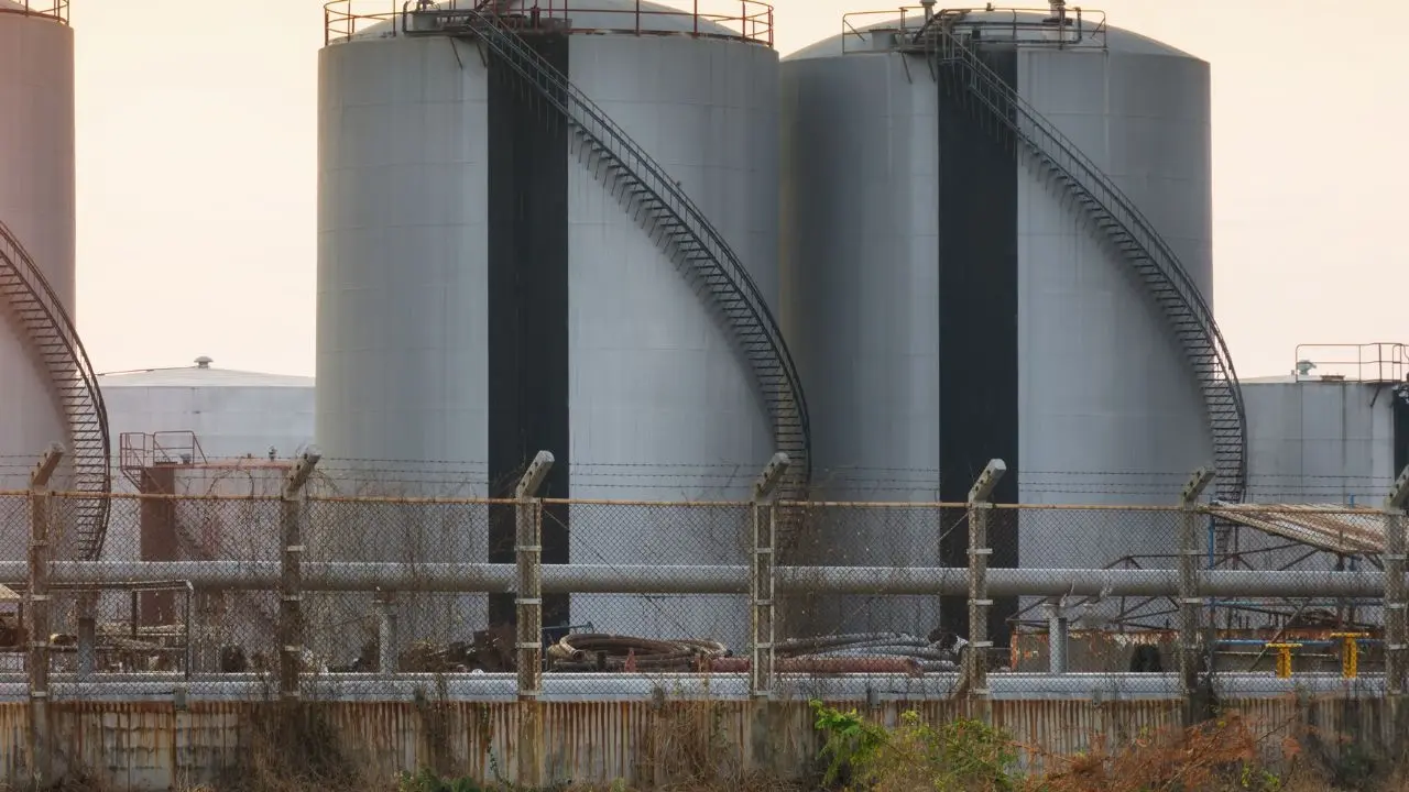 Karachi Residents Resort to Hazardous Balloon Gas Storage