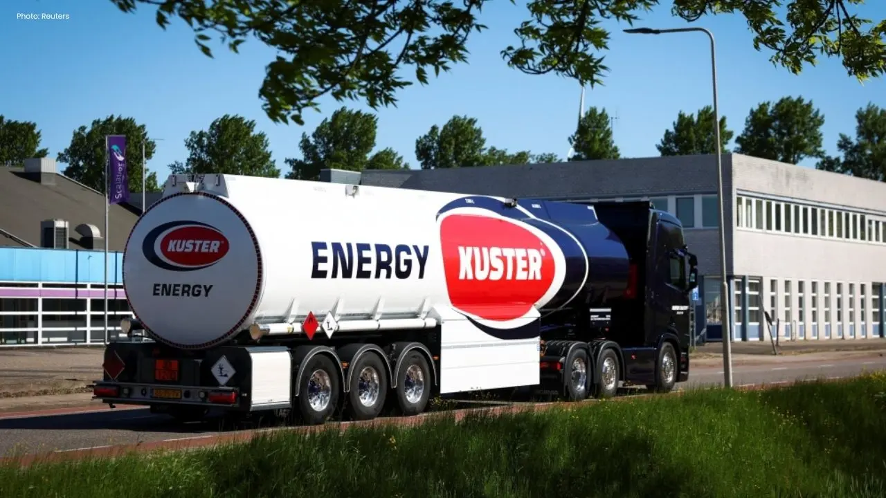 Bursa Malaysia Declines as Oil Prices Surge Amid Iran Tensions