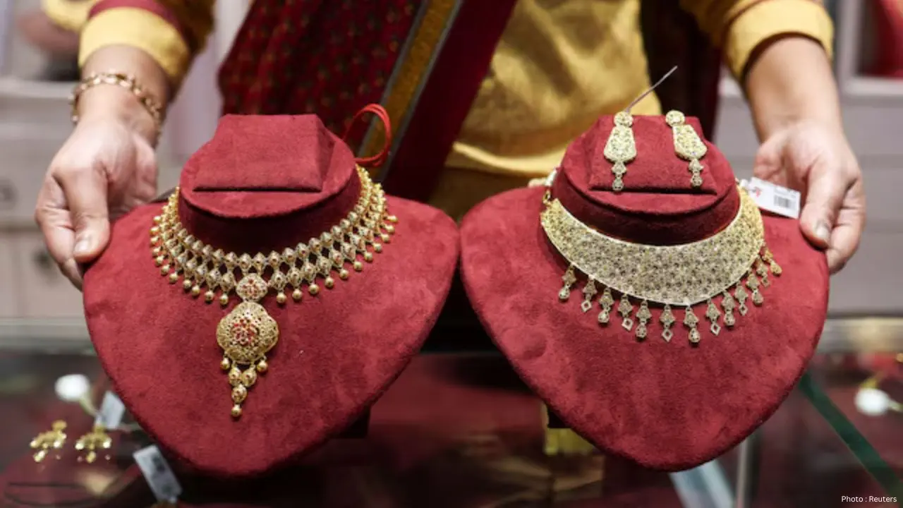 Gold Prices Bounce Back After Monthly Dip, Inflation Anxiety Caps Growth