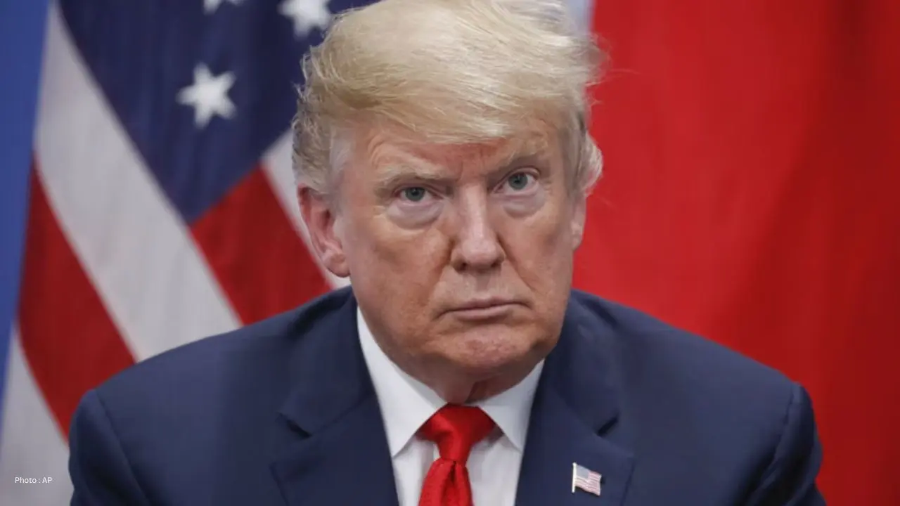 Trump Discusses Iran Port Blockade With Oil Chiefs As Fuel Prices Surge