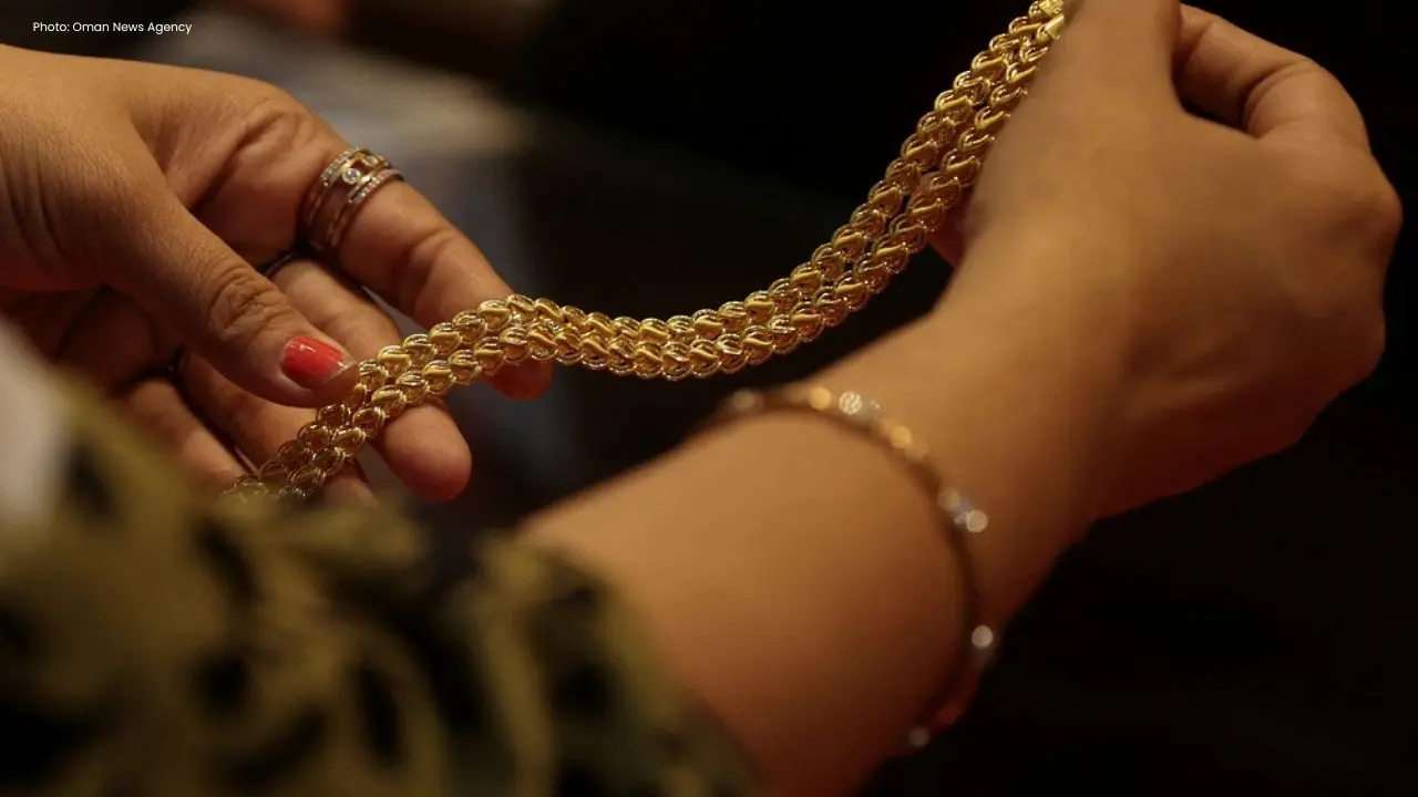 Gold Sees Uptick Amid Dollar Decline and Trump-Xi Dialogues