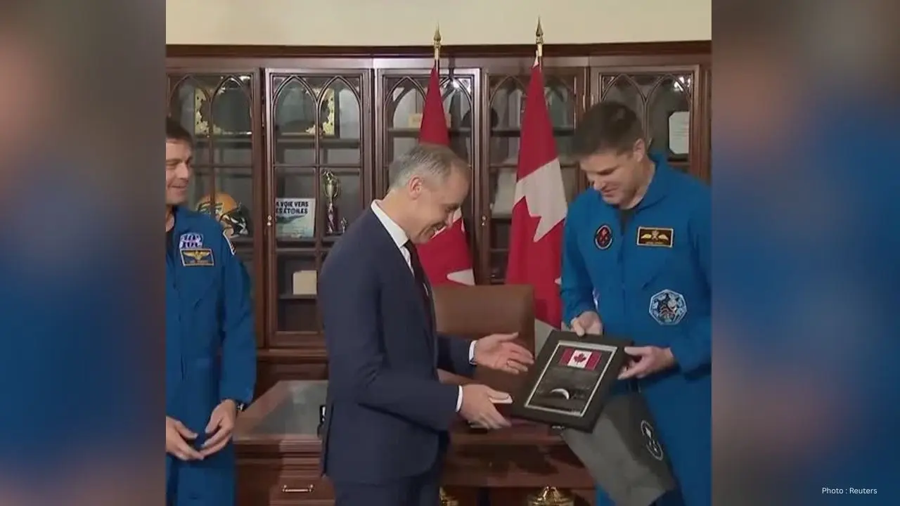 A Coin And Two Special flags  PM Carney Exchanges Gifts With Artemis II Crew